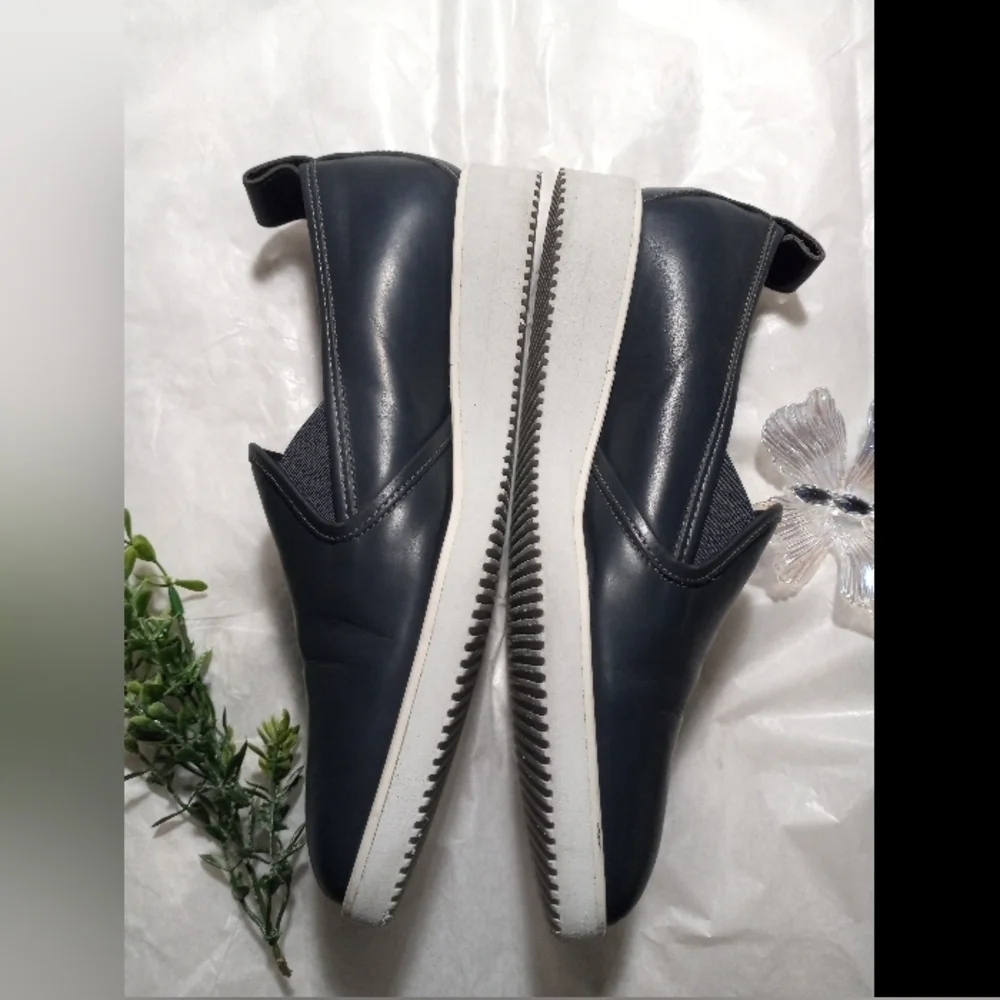 Everlane Blue and White Slip-On Loafers